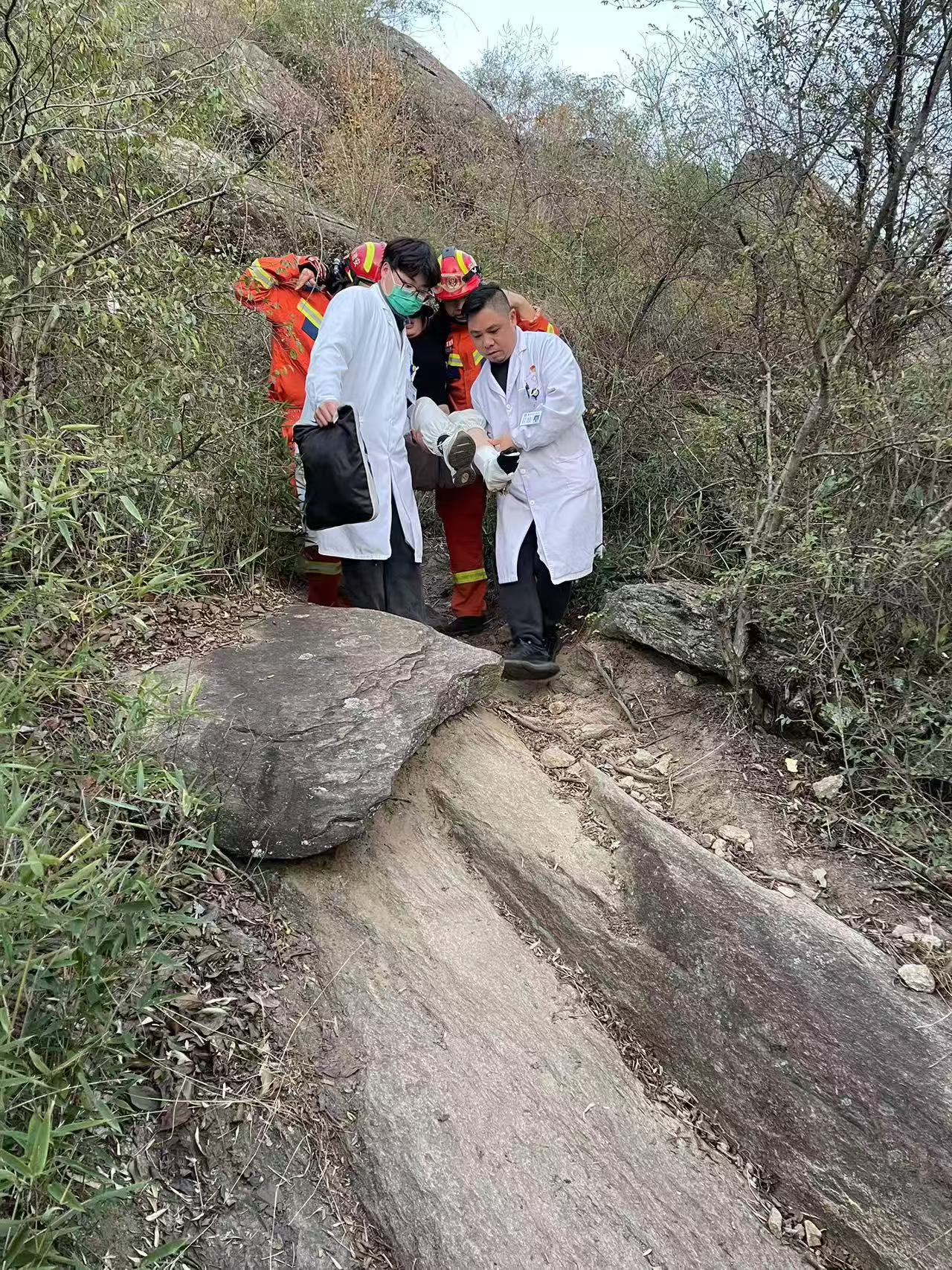 太湖：多部門(mén)勠力同心，登山者成功獲救